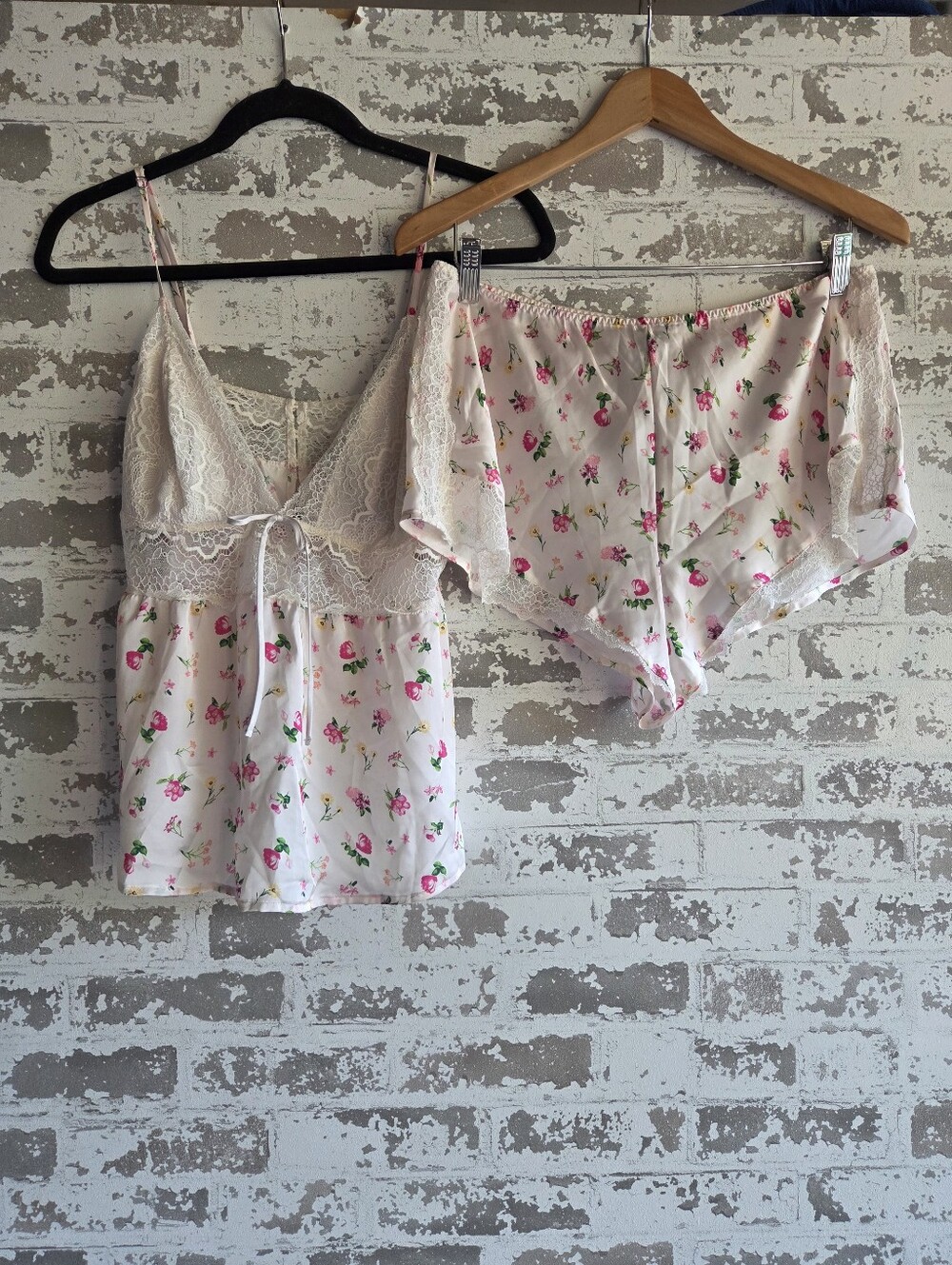 ​Victoria's Secret Floral Lace Camisole & Shorts Pajama Set Size Large